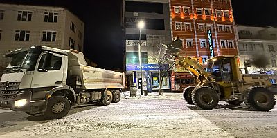 Kars'ta karla mücadele çalışmaları aralıksız devam ediyor