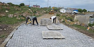 Kars'ta Kırsalda Parke Taşı ve Asfalt Çalışmaları Aralıksız Sürüyor