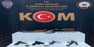Kars'ta KOM Şubeden silah tüccarlarına operasyon