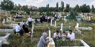 Kars'ta Kurban Bayramı'nda Kabir Ziyaretleri unutulmadı