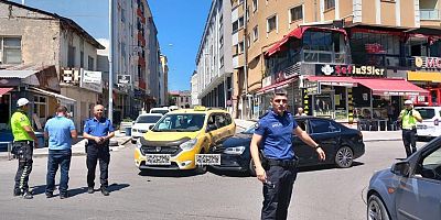 Kars'ta Maddi Hasarlı Trafik Kazası Meydana Geldi