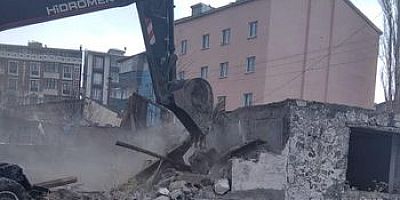 Kars’ta metruk binalar yıkılıyor