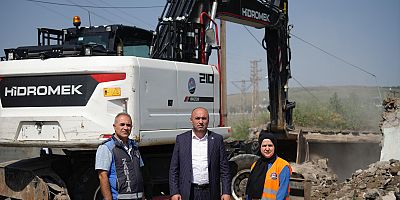 Kars'ta Metruk binaların yıkım çalışmaları devam ediyor