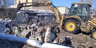Kars'ta metruk binaların yıkımı devam ediyor