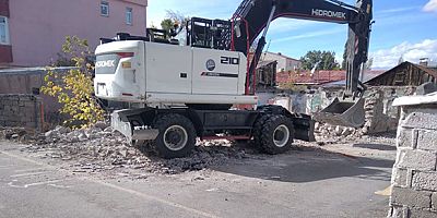 Kars'ta metruk ve kaçak yapılar yıkılıyor