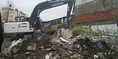 Kars'ta Metruk Yapı Yıkım Çalışmaları Devam Ediyor 