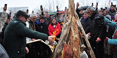 Kars’ta Nevruz ateşi yakılarak baharın gelişi kutlandı