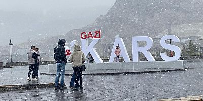 Kars'ta nisan’da kar sürprizi sürüyor