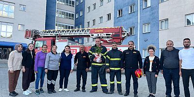 Kars'ta öğrencilerden itfaiye personeline çiçekli süpriz...