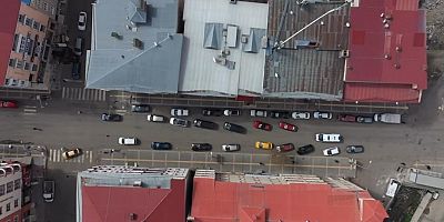 Kars’ta örnek davranış: Ambulansa fermuar sistemiyle yol verildi