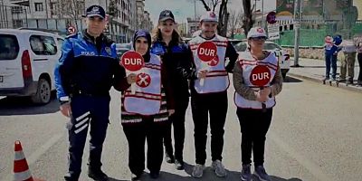 Kars’ta Özel Gereksinimli Öğrencilerden Polise Anlamlı Hediye