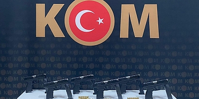 Kars'ta polis ekipleri  kıyılmış tütün  içerisinden silahlar çıkarttı