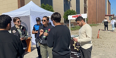 Kars’ta polis kayıt yaptıran öğrencileri bilgilendiriyor