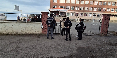 Kars'ta polis okul önlerinde denetimlerini artırdı