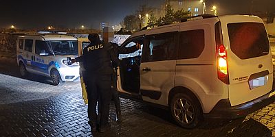 Kars’ta polislerden asayiş uygulaması devam ediyor