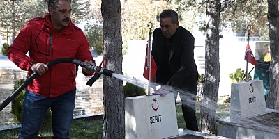 Kars'ta Şehit mezarlarında bakım ve onarım çalışması gerçekleştirildi