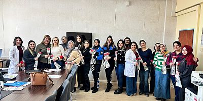 Kars’ta Şehit Öğretmen Fatmanur Çelik Anısına Karanfil Dağıtıldı