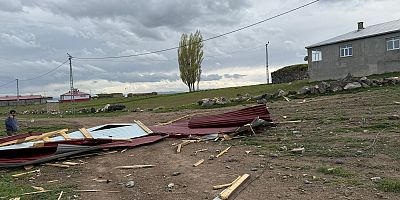 Kars’ta Şiddetli Rüzgar Çatıları Uçurdu