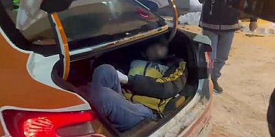 Kars’ta Taksinin Bagajından valiz yerine düzensiz göçmen çıktı