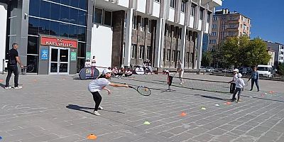 Kars’ta Valilik Önünde Kort Tenisi Etkinliği Düzenlendi