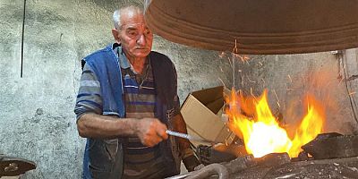 Kars'ta yarım asrı aşkın süredir demire şekil veriyor