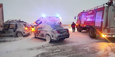 Kars’ta yoğun kar zincirleme kazaya neden oldu