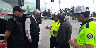 Kars’ta, yolcu ve sürücüler trafik kuralları hakkında bilgilendirildi