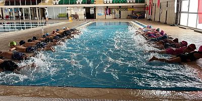 Kars’ta “Yüzme Bilmeyen Kalmasın” Projesi Tüm Hızıyla Sürüyor