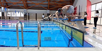 Kars’ta Yüzmede genç sporcular göz doldurdu