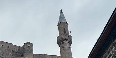 Kars’taki Tarihi Vaiz Oğlu Camisi’nin Alem’i Kırıldı, Yetkililerden ilgi Bekliyor