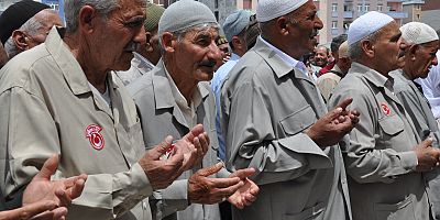 Kars’tan hacı adayları Dualarla uğurlandı