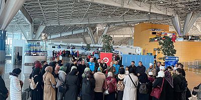 Kars'tan Umre yolcuları dualarla Medine'ye uğurlandı