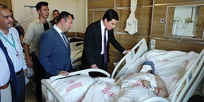 Kars Vali vekili Muhammed Furkan Tuna, otobüs kazasında yaralanan yolcuları ziyaret etti