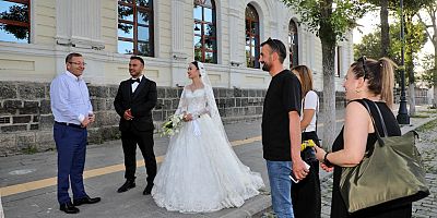 Kars Valisi Ziya Polat, genç çifte ömür boyu mutluluklar diledi