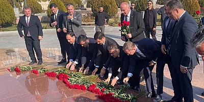 Kars Valisi Ziya Polat, Haydar Aliyev’in Anıtı’nı Ziyaret Etti