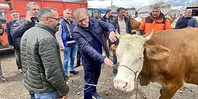 Kars Valisi Ziya Polat, Kurban Pazarında üreticilerle bir araya geldi