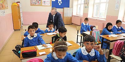 Kars Valisi Ziya Polat’tan Hacıveli Köyü İlkokuluna Ziyaret