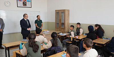 Kars Valisi Ziya Polat'tan İstiklal Ortaokulu’na Ziyaret