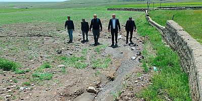 Kars Ziraat Odası Başkanı Özcan Müçük, Alaca Köyü'ndeki Çiftçilerin Yanında