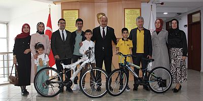 Karslı Öğrencilerden Büyük Başarı: Bursluluk Sınavında Türkiye Birinciliği!