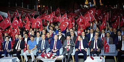Karslılar 15 Temmuz’da bayraklarla demokrasi meydanına koştu