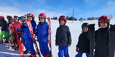 Kayak kaymayı bilmeyen öğrenciler, Sarıkamış'ta kaymayı öğreniyor
