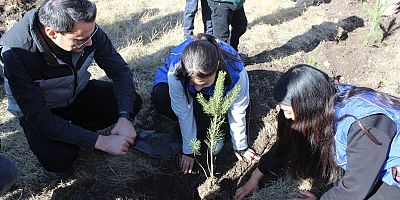Kaymakam Mehmet Ali Semiz, öğrencilerle birlikte fidan dikti