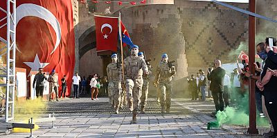 Komandolardan Ani'de Nefes Kesen Gösteri