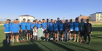 Kumbarasında Biriktirdiği Harçlıklarla Takıma Tatlı Sürprizi