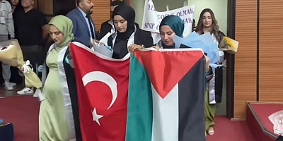 Mezuniyet Töreninde Türk ve Filistin Bayraklarıyla Sahneye Çıktılar