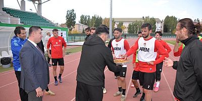 Milletvekili Çalkın'dan Kars 36 Spor’a Maç Öncesi Tatlı İkramı