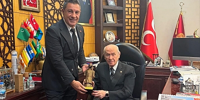 Öngel’den Bahçeli’ye Anlamlı Ziyaret: Selçuklu ve Osmanlı Zırhı Hediye Etti