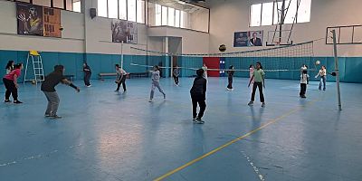 Sarıkamış’ta Voleybol Antrenmanları Sürüyor