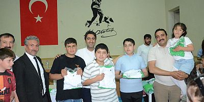 Sarıkamış’ta Yaz Spor Okulu Sporcularına Forma ve Şort Desteği
